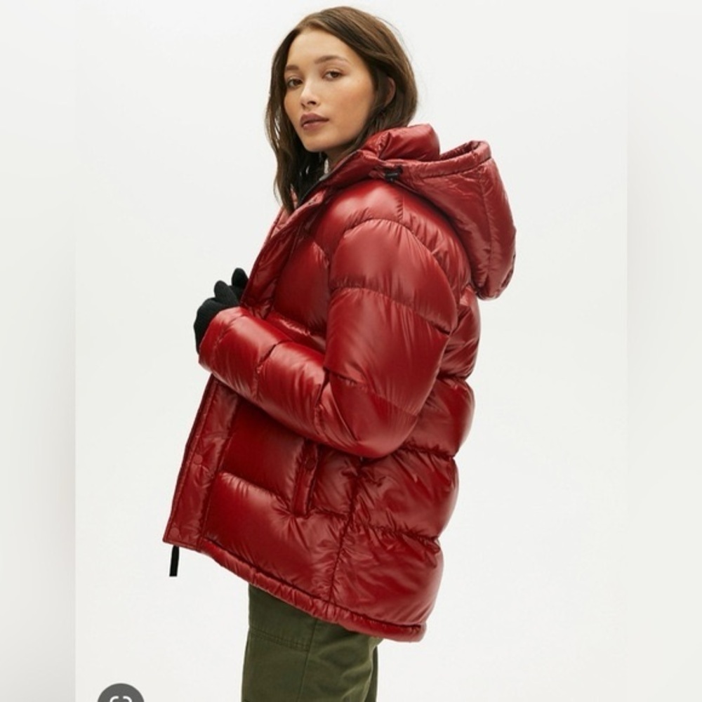Aritzia TNA Super puff jacket down fill 700 size medium hooded red shiny